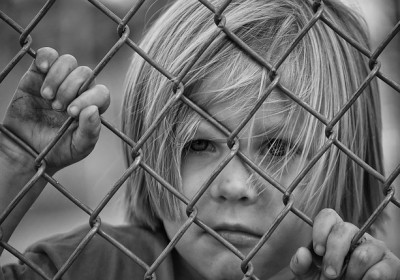 enfant prison grillage